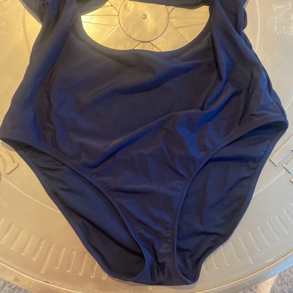 Aerie: 1 piece with cut out - Picture 3 of 7